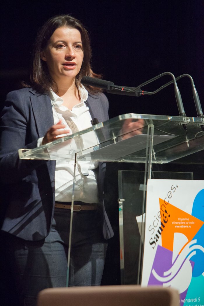 France. Vallée Scientifique de la Bièvre. 5ème Assises. Séance plénière, Théâtre de Cachan. Cécile Duflot, ministre du logement et de l’égalité des territoires. 2012.